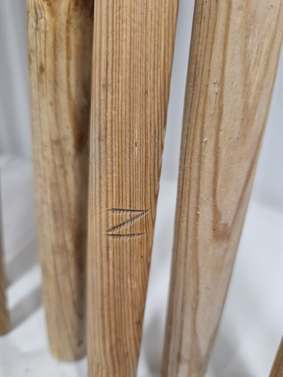 15 lange pinner som er dreid, 1 er knekt på tuppen, bundet sammen med et hamptau