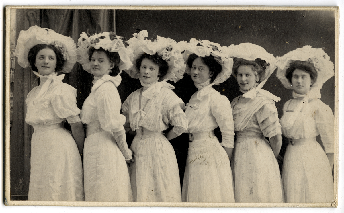 Gruppebilde, kvinner.
Bergljot Sturud g. Larsen.
frk. Bjørnsgaard,
Anna Hagen g. Pedersen,
Borghild Dahl,
Ragnhild Borcgrevink g. Gotaas,
Anna Amundsen g. Løvstad.
Bilde er fra fotoalbum GM.036888.