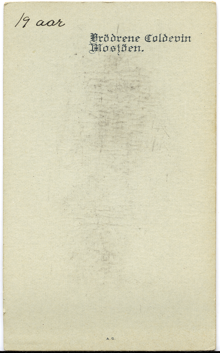 Grace Bech Jürgensen (19 år) 1907, Mosjøen.
Bilde er fra fotoalbum GM.036888.