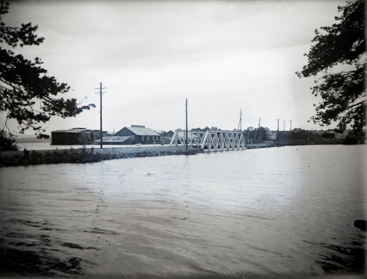 Hamar, Åkersvika, Mjøsflommen 1927,  jernbanebrua på Disen med Oplandske Sag & Høvleri i bakgrunnen, 2. juli vannstand 7,75 meter, Rørosbanen,