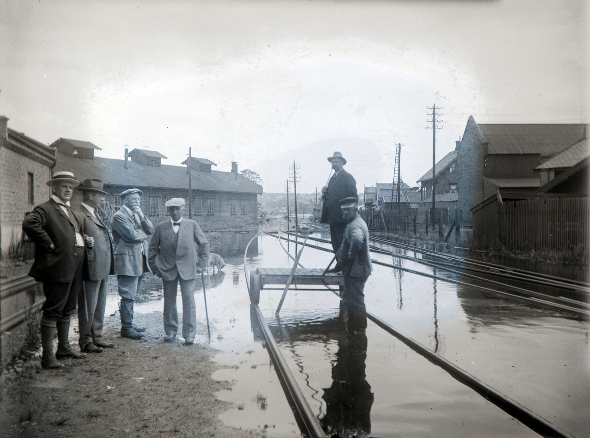 Hamar, Espern, Hamar Jernbaneverksted, Mjøsflommen 1927 på fabrikktomta, 14. juli vannstand 8,24 meter, gruppe menn på inspeksjon,