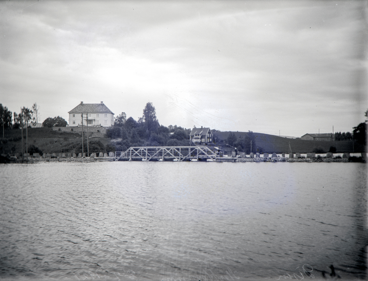 Hamar, Åkersvika, Mjøsflommen 1927, Vangsvegen over Disen bru,  mjøsflommen 1927, 2. juli vannstand 7,75 meter, Riksveg 25, Vestre Disen, Just Brochs gate 3 Disenhøi Carl Andreas Diesen sin villa, Vesleheim huset til høyre som overingeniør J. Aksnes senere kjøpte i 1939 fra Karen Nordli,