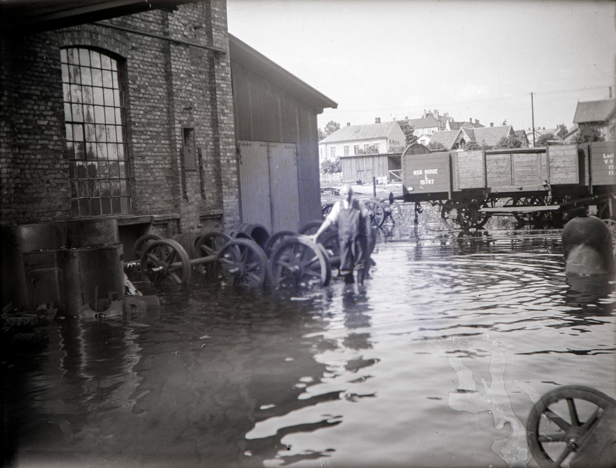 Hamar, Espern, Hamar Jernbaneverksted, Mjøsflommen 1927, mann utenfor verkstedet, 6. juli vannstand 8,10 meter,