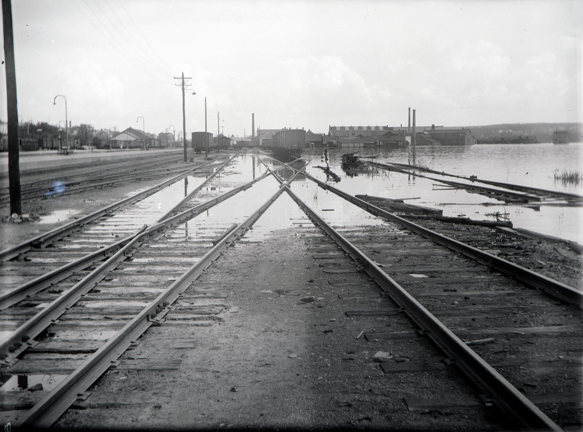 Hamar jernbanestasjon, Mjøsflommen 1927, jernbanespor, jernbanevogner,  Espern, Hamar Jernstøperi & Mekanisk Verksted, (Ham-Jern), 14. juli vannstand 8,24 meter,