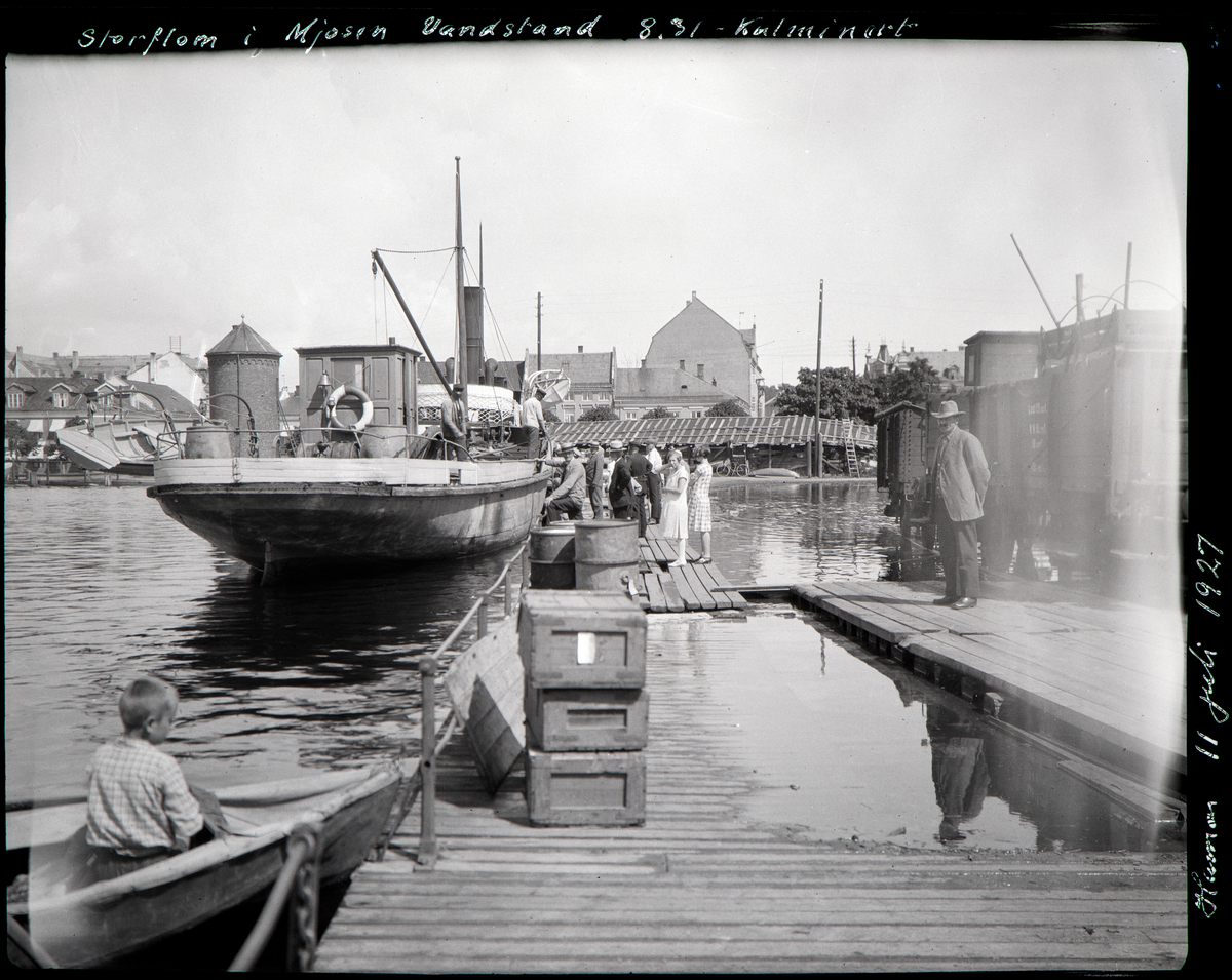 Hamar, Jernbanebrygga, Mjøsflommen 1927, robåter i Hamarbukta, Mjøsbåt foran vanntårnet en fraktebåt, reisende på brygga, 11. juli 1927 vannstand 8,31 meter, seilduksbåt i forgrunnen,