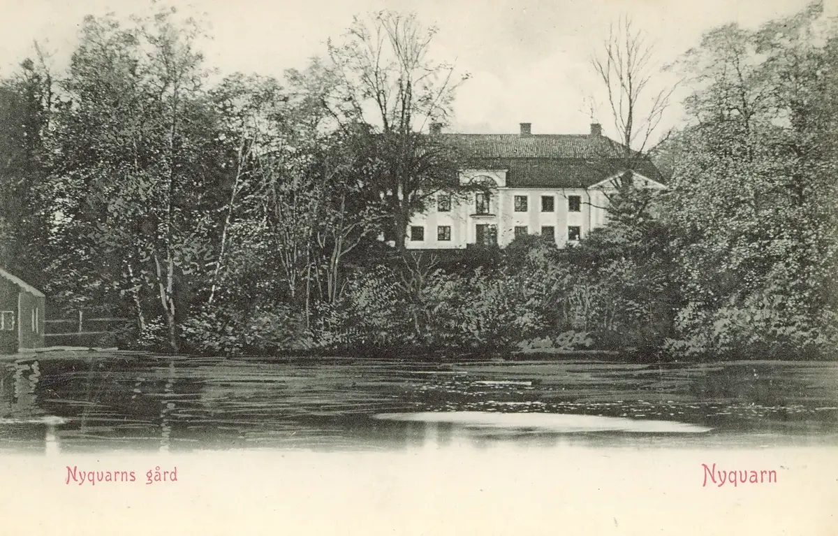 Nykvarns gård, Herrgården. Den gamla säteribyggnaden sedd från norr med Järndammen i förgrunden. Efter att ägaren Dalkarlshyttans Bruksägare hade sålt Nykvarns gård 1898 till ägaren av Vidbynäs användes den gamla säteribyggnaden till hyresfastighet fram till att pensionatet startades 1904.