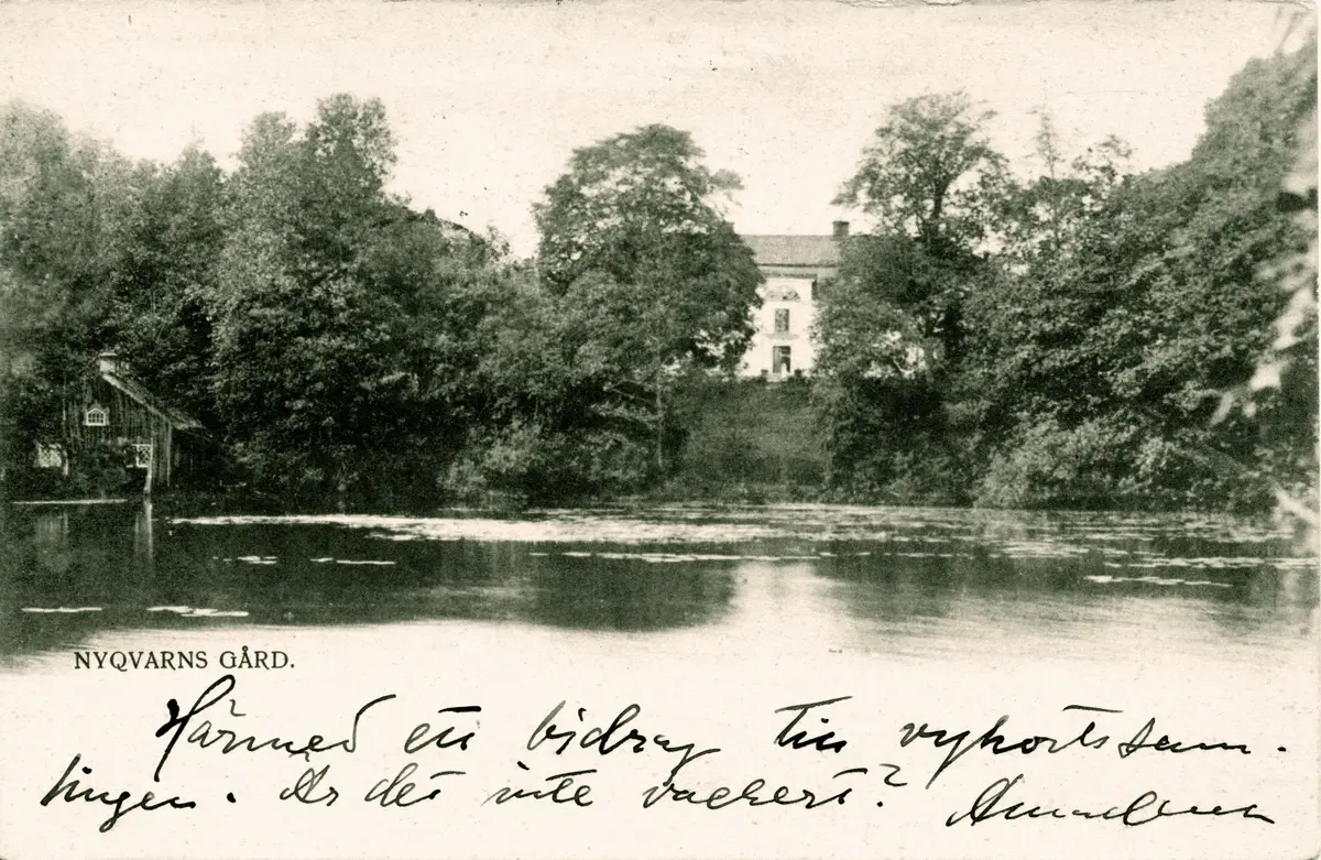 Nykvarns gård, Herrgården. Den gamla säteribyggnaden sedd från norr med Järndammen i förgrunden. Efter att ägaren Dalkarlshyttans Bruksägare hade sålt Nykvarns gård 1898 till ägaren av Vidbynäs användes den gamla säteribyggnaden till hyresfastighet fram till att pensionatet startades 1904.