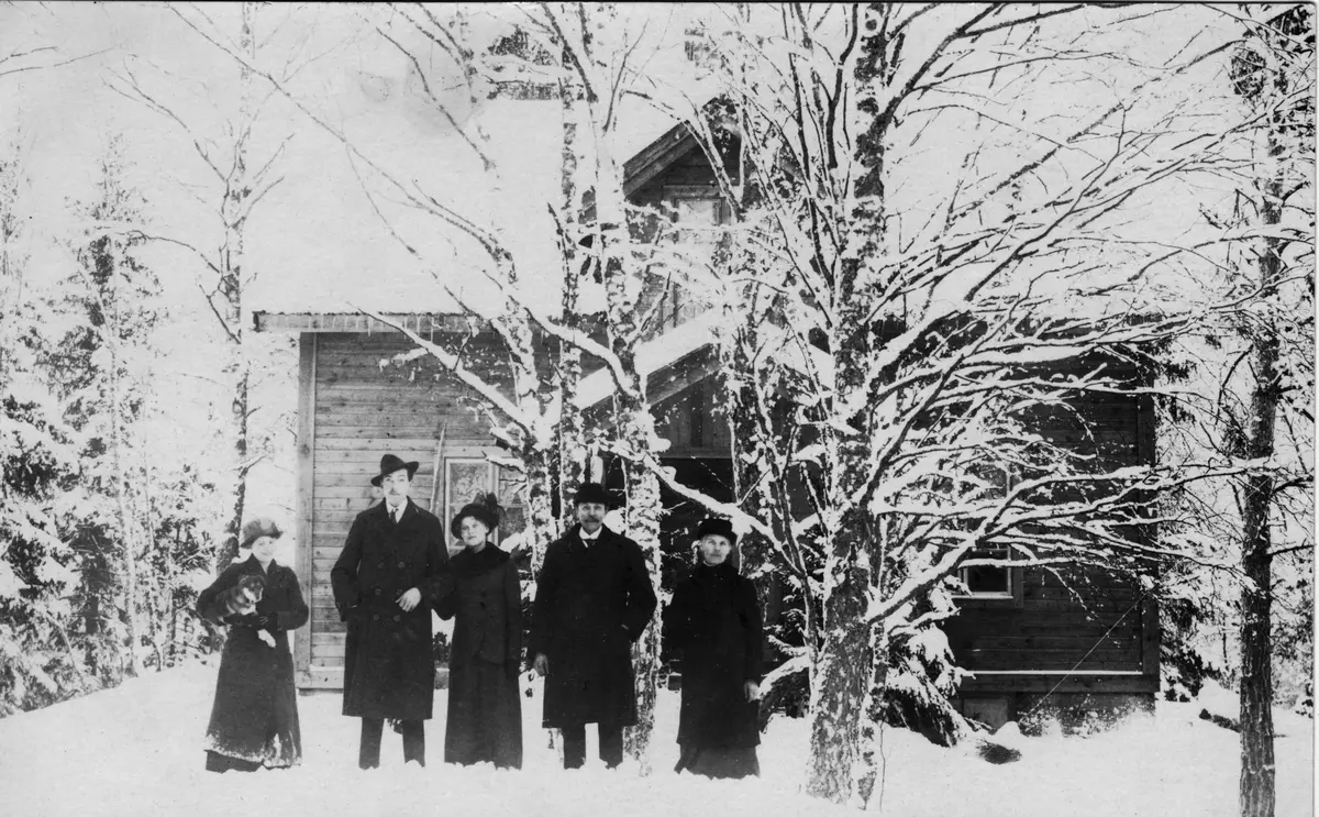 Familjen Karl Ernfrid Larson (f 1865 vid Hvitvass), hustrun Lovisa Albertina Jansson (f 1864 vid Ekudden), dottern Hedvig Evelina (f 1895 vid Ekudden) gift Hammar 1921, sonen Ernst Teodor (f 1893 vid Ekudden), dottern Selma Lovisa (f 1891 vid Ekudden) gift Lindrot 1916.

Ängsborg var en liten gård på vad som kallades Räfsängen. Den skapades 1916 som småbruk av Mälarprovinsernas Egnahems AB genom styckning av Nykvarn/Ströpsta-egendomen. Karl Ernfrid Larsson var första ägare. År 1930 sålde familjen Larsson fastigheten till Johan Wilhelm Johansson som byggde en såg och därför kallades sågarjocke han flyttade senare sågen till Brokvarn. Under senare delen av 1960-talet styckades gården till villa- och kedjehustomter. Området heter Ängsborg. Familjen Larsson ägde fastigheten Ekudden i Turinge fram till 1916.