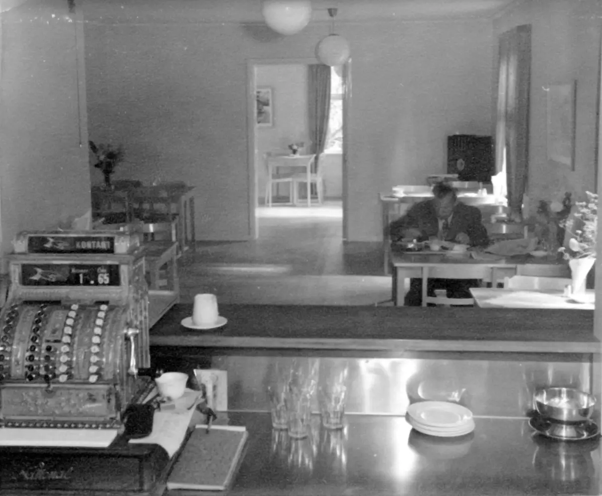 Lundabaren kallades under de första åren för Konsumbaren eftersom det var konditorn vid Konsum Sanda som hade öppnat en servering i fastigheten Lunda. Amy Nylin anställdes vid baren 1949 och övertog sedan verksamheten 1957. Innan TV var vanligt i alla hushåll anordnade Amy TV-kvällar till Nykvarnsbornas nöje och man fick komma dit och se på bland annat 10 000-kronorsfrågan som skapade lokalt intresse då Rune Waldekrantz, en känd Nykvarnsbo, tävlade i ämnet Sidenvägen. 

Lundabaren var platsen där många Nykvarnsfamiljer arrangerade familjehögtider som 50-årskalas och begravningskaffe. Fastigheten Lunda låg där idag Lundavägen16 ligger. När det kommunala bostadsbolaget Turingebostäder behövde bygga flera bostäder för den växande befolkningen revs Lunda och baren flyttade några hundra meter närmare centrum i en nybyggd  lokal ovanför det likaså nybyggda garaget för brandkåren. Lundabaren har överlevt och har bytt namn till Terassen och är kvar på Gammeltorpsvägen.