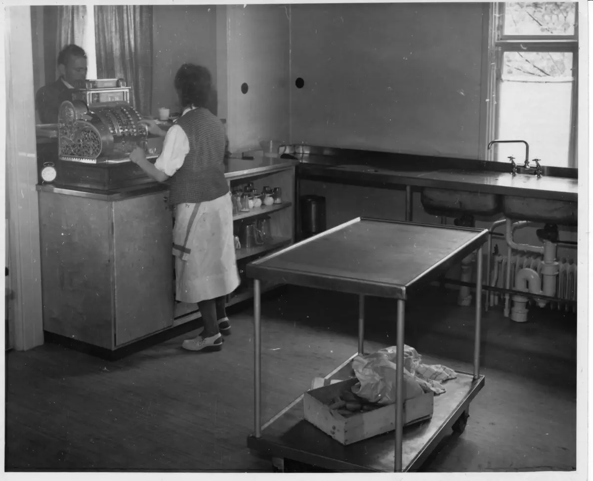 Lundabaren kallades under de första åren för Konsumbaren eftersom det var konditorn vid Konsum Sanda som hade öppnat en servering i fastigheten Lunda. Amy Nylin anställdes vid baren 1949 och övertog sedan verksamheten 1957. Innan TV var vanligt i alla hushåll anordnade Amy TV-kvällar till Nykvarnsbornas nöje och man fick komma dit och se på bland annat 10 000-kronorsfrågan som skapade lokalt intresse då Rune Waldekrantz, en känd Nykvarnsbo, tävlade i ämnet Sidenvägen. 

Lundabaren var platsen där många Nykvarnsfamiljer arrangerade familjehögtider som 50-årskalas och begravningskaffe. Fastigheten Lunda låg där idag Lundavägen16 ligger. När det kommunala bostadsbolaget Turingebostäder behövde bygga flera bostäder för den växande befolkningen revs Lunda och baren flyttade några hundra meter närmare centrum i en nybyggd  lokal ovanför det likaså nybyggda garaget för brandkåren. Lundabaren har överlevt och har bytt namn till Terassen och är kvar på Gammeltorpsvägen.