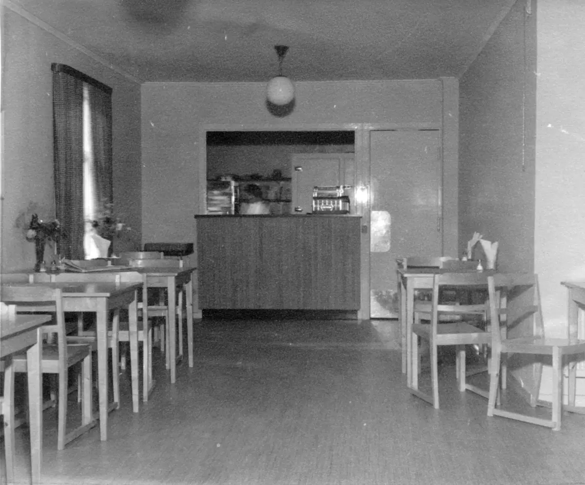 Lundabaren kallades under de första åren för Konsumbaren eftersom det var konditorn vid Konsum Sanda som hade öppnat en servering i fastigheten Lunda. Amy Nylin anställdes vid baren 1949 och övertog sedan verksamheten 1957. Innan TV var vanligt i alla hushåll anordnade Amy TV-kvällar till Nykvarnsbornas nöje och man fick komma dit och se på bland annat 10 000-kronorsfrågan som skapade lokalt intresse då Rune Waldekrantz, en känd Nykvarnsbo, tävlade i ämnet Sidenvägen. 

Lundabaren var platsen där många Nykvarnsfamiljer arrangerade familjehögtider som 50-årskalas och begravningskaffe. Fastigheten Lunda låg där idag Lundavägen16 ligger. När det kommunala bostadsbolaget Turingebostäder behövde bygga flera bostäder för den växande befolkningen revs Lunda och baren flyttade några hundra meter närmare centrum i en nybyggd  lokal ovanför det likaså nybyggda garaget för brandkåren. Lundabaren har överlevt och har bytt namn till Terassen och är kvar på Gammeltorpsvägen.