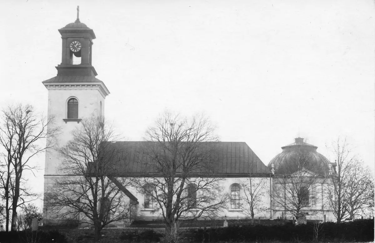 Turinge kyrka sedd från söder