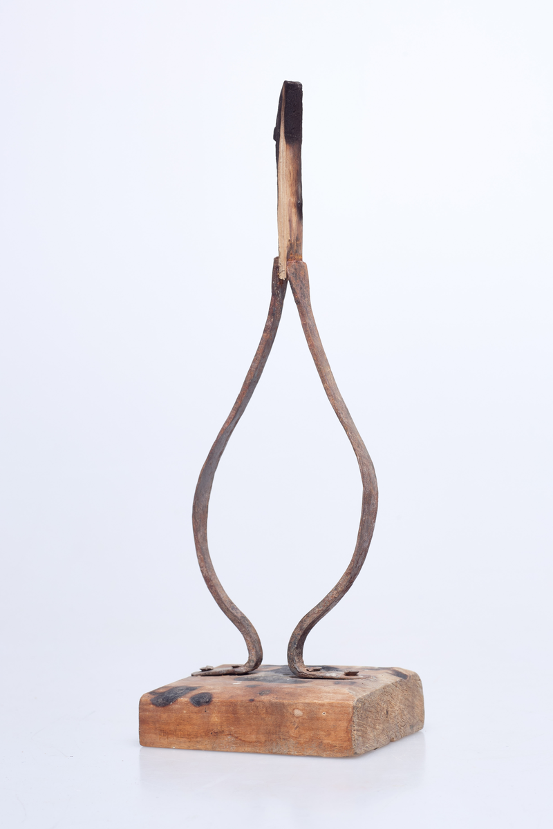 Lysestaken har firkantet bjørkefot og lyseklype av jern.