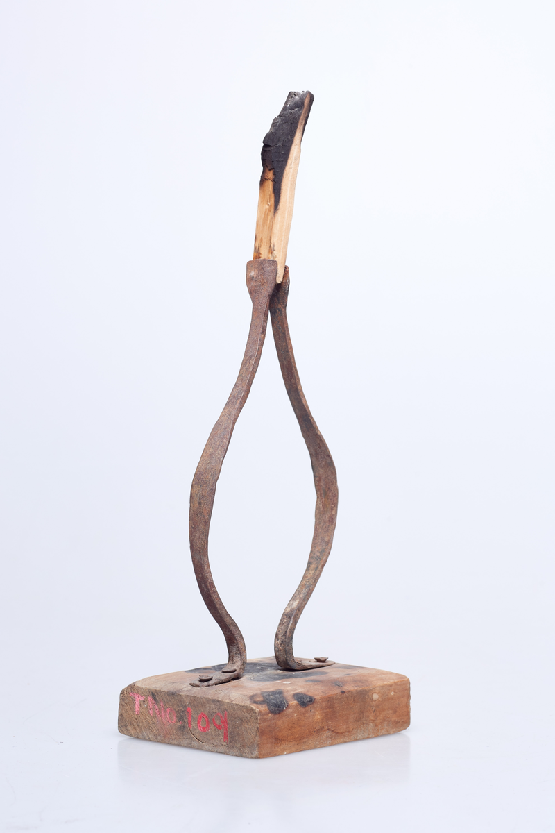 Lysestaken har firkantet bjørkefot og lyseklype av jern.