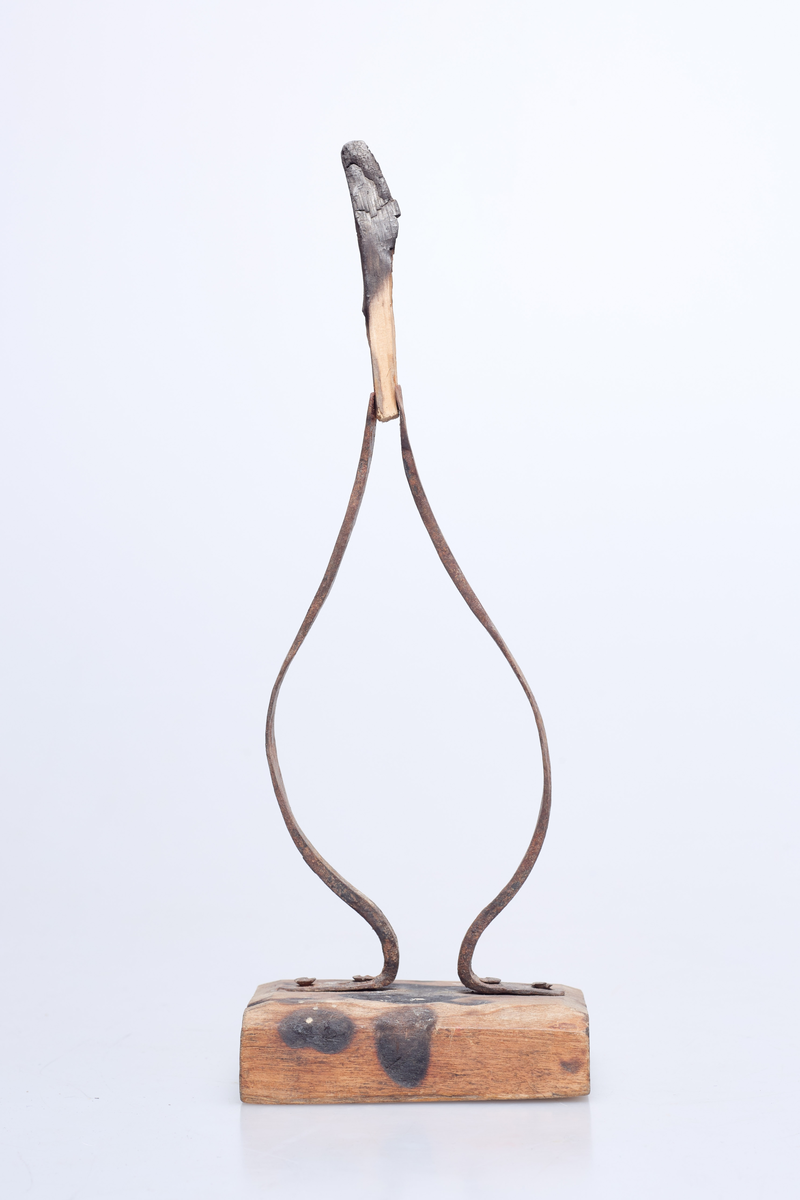 Lysestaken har firkantet bjørkefot og lyseklype av jern.