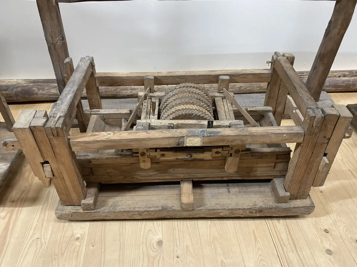 Med 6 hjul, inskuret: T Lang 1831, 1,2 lång