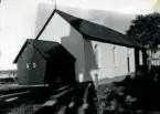 Tveta kyrka. Kyrkogården utvidgad mot väster 1948. Västra muren revs då.

Namnet Tveta tros härstämma från det fornsvenska ordet thve, som betyder oröjd plats eller uthuggning i skogen. Platsen för kyrkan har sedan hednatid varit en kultplats där man offrade och blotade. Med all sannolikhet låg ett tempel till Odens ära här under hednatiden. I närheten av kyrkan finns två offerkällor: Odens och Tors källa.
Tveta kyrka är formodligen en av de första kyrkorna i östra Småland.  
Kyrkan var en samlingsplats för sjöfarare på den tid Emån var segelbar. När vårt land kristnades kom man ända från Öland och Östergötland för att döpa sina barn här.
 
Tveta kyrka är den mest anlitade vigselkyrkan i kontraktet.
Kyrkan är till formen en tornlös enkel romansk byggnad. Av den kyrka som uppfördes på 1100-talet  återstår långhuset, byggt av metertjocka stenväggar. Kyrkan förstördes 1567 av danskarna, därefter lät man bygga ut kyrkan, även denna gång i sten. Vapenhuset i knuttimmer tillkom troligen på 1600-talet. 1726 tillbyggdes en sakristia i sten och ett femsidigt kor i liggande timmer. Den ståtliga klockstapeln i gotisk stil uppfördes 1662, förmodligen en kopia av den medeltida klockstaplen som stått där tidigare.
 
Kyrkans äldsta inventarier består av två stycken helgonfigurer i trä: S:t Mikael från 1200-talet och S:ta Maria med barnet från 1400-talet. En primklocka och ett processionskors från 1400-talet finns bevarade liksom den järnklädda kyrkdörren från 1200-talet, numera som dörr in till sakristian. Även resterna av den gamla dopfunten från 1200-talet finns bevarad.
Vid renoveringen av kyrkans fasad 1993, upptäcktes märkliga skeppsristningar. De föreställer två koggar från 1200-talet. Liknande skeppsristningar har tidigare bara påträffats på Gotland och Öland. Ingen av ristningarna är helt komplett. Genom putsavfall saknas masten på det ena skeppet medan det andra saknar främre delen av förstäven samt troligen övre delen av rodret.
Vid putsningen av fasaden har man använt den medeltida metoden av slevdra putsen och har på så sätt återfått den putskaraktär som kyrkan troligen hade för 700 år sedan.
I Linköpings stift är Tveta kyrka och Törnfalls kyrka de enda kvarvarande medeltida kyrkor som forfarande är i bruk i norra Kalmar län. 

(Hämtat från www.svenskakyrkan.se)