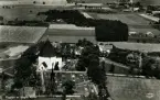 Flygfoto av Hagby kyrka.