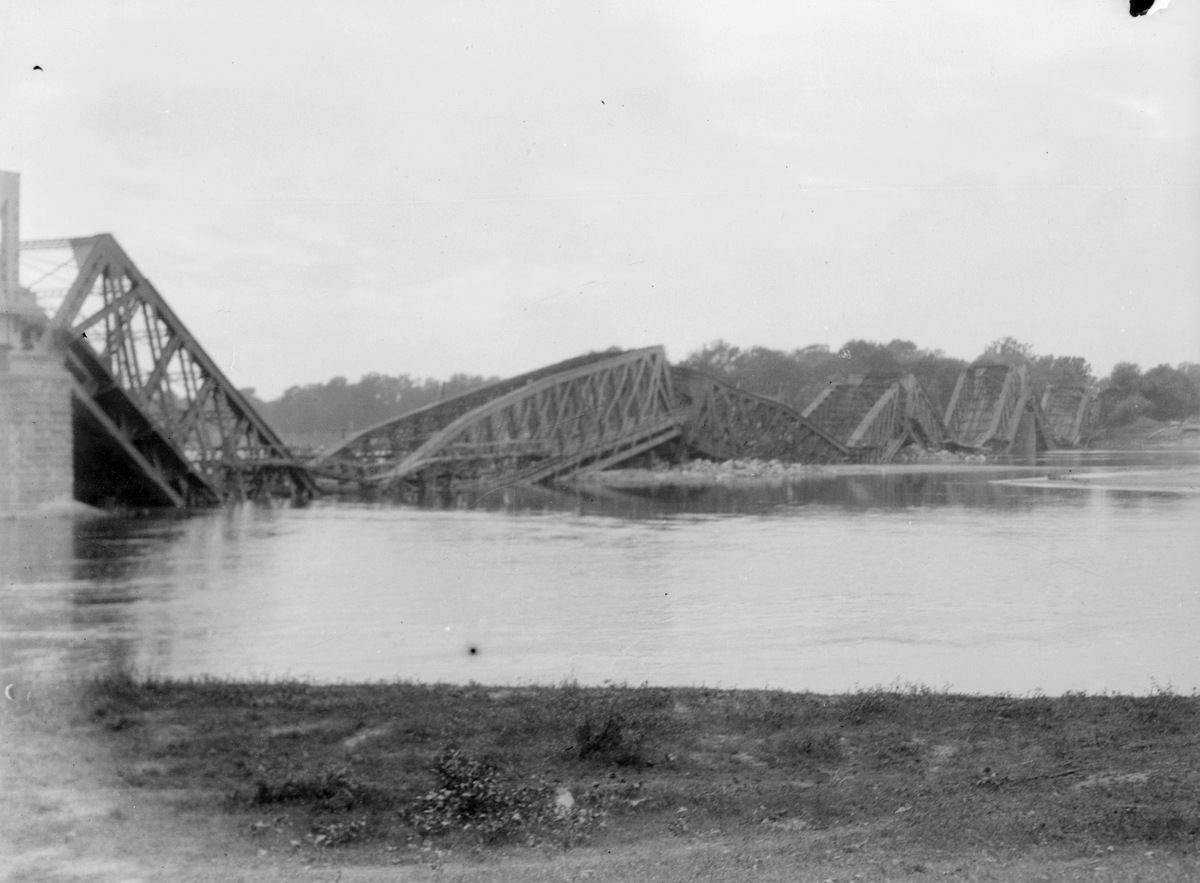 En förstörd bro i Centraleuropa under första världskriget.