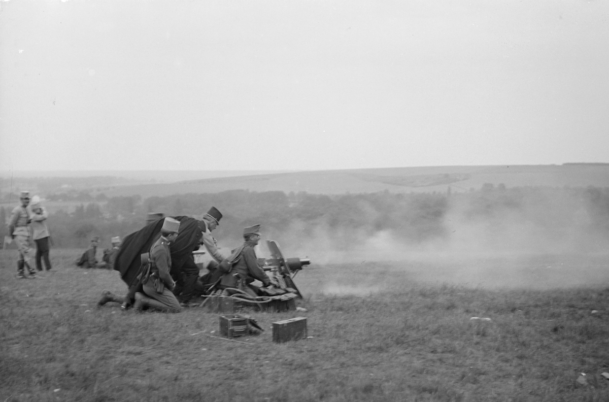 Övning. Skjutning med kulspruta i fält av militärer från Österrike-Ungern cirka 1914-1915.