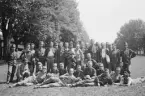 Gruppfoto av militärer från Österrike-Ungern utomhus, cirka 1914-1915. Liggandes i mitten, med hand vid bröstet Edmund Sparmann.