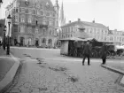 Stora torget i Linköping från en tid då torgets taxistation ännu erbjöd hästdragna transporter och spillning inte väckte någon större notis. Tidsmarkörer i bilden förlägger den till tiden omkring 1910.