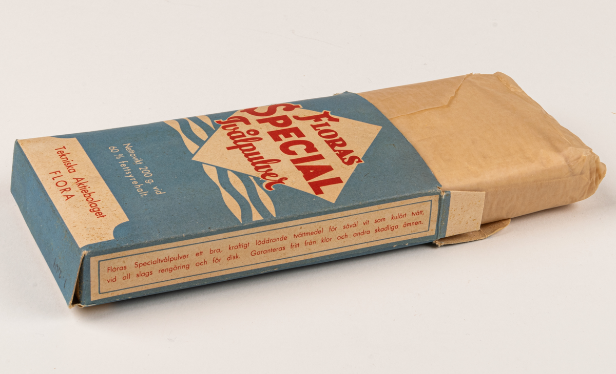 Tvålpulverförpackning, kartongpapp, maskintillverkad. 
Förpackning fylld med tvålfligor från Tekniska AB Flora, Gävle.