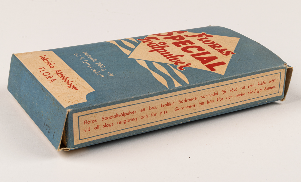 Tvålpulverförpackning, kartongpapp, maskintillverkad. 
Förpackning fylld med tvålfligor från Tekniska AB Flora, Gävle.