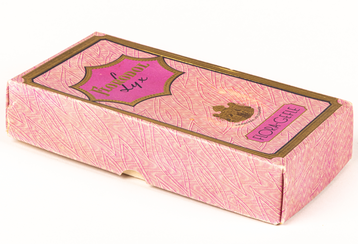 Tvålförpackning i rosa papp innehållande två tvålar.