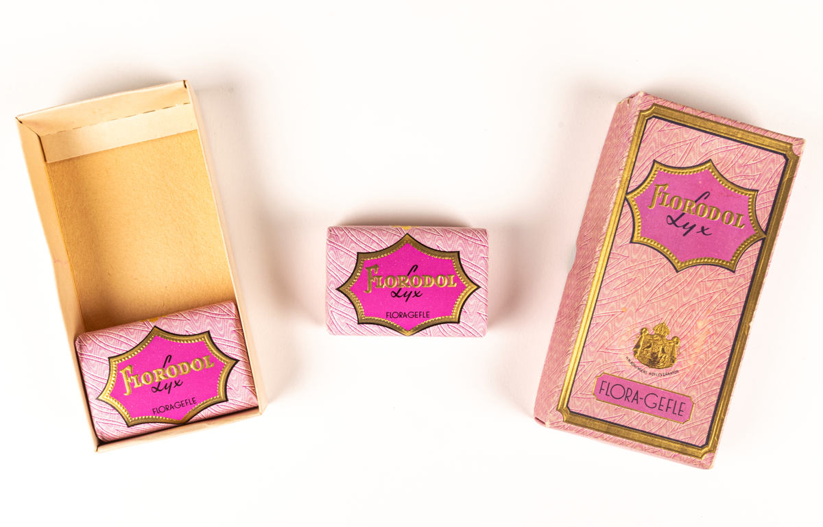 Tvålförpackning i rosa papp innehållande två tvålar.