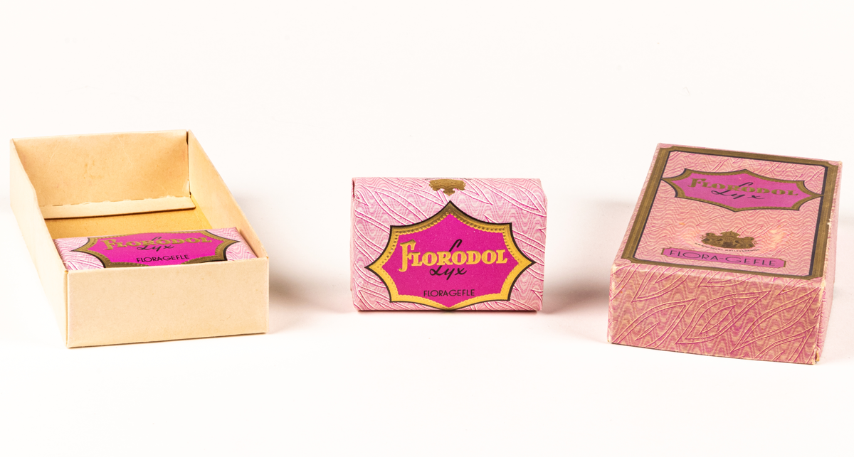 Tvålförpackning i rosa papp innehållande två tvålar.