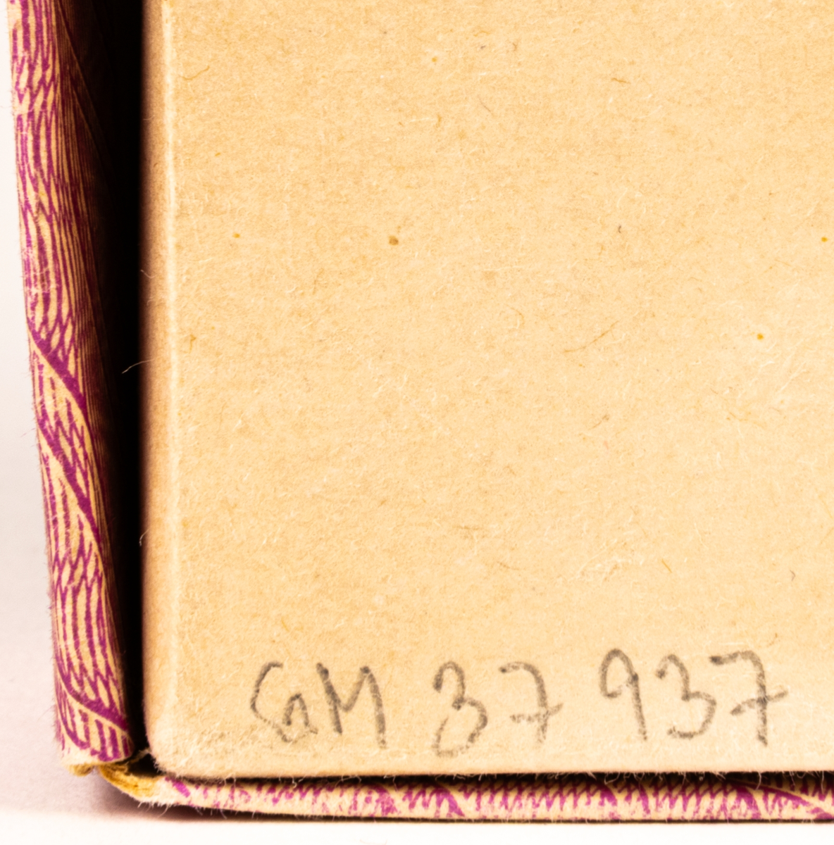 Tvålförpackning i rosa papp innehållande två tvålar.