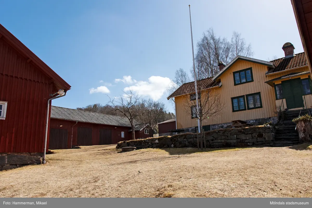 Ladugård och bostadshus på hembygdsgården Börjesgården i Lindome, Mölndals kommun, i april 2013.