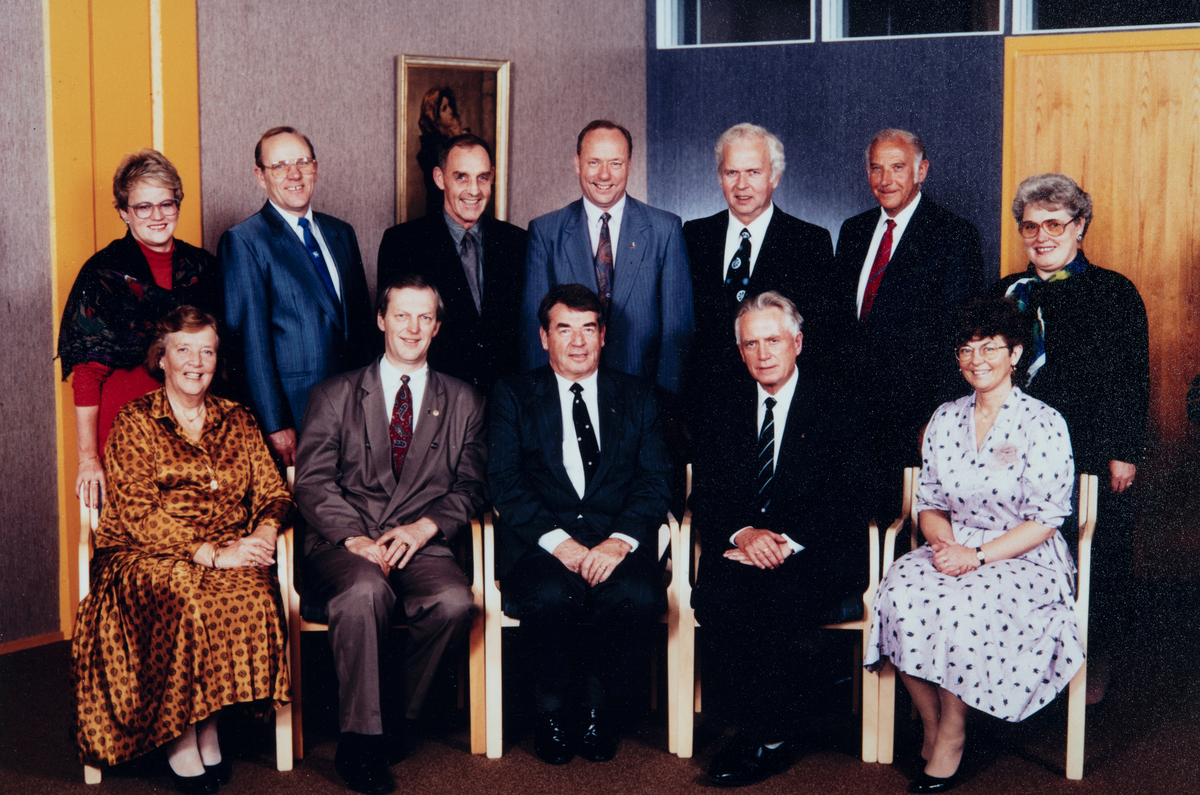 Styret i Hamar Regionen Energiverk i perioden 1988 - 1991. 
Sittende fra venstre. Elizabeth Cambell Pedersen, Nestformann Ole Andreas Brodal, Formann John L. Hansen, Administrerende direktør i HRE. Tore B. Marsøe, Kari O. Tangen. Stående fra venstre: Kari Dahl Eriksen, Per Andersen, Olav Olsen, Odd Aspeli, Georg Krokengen, Magne Johansen og Undis Kjeldsen.