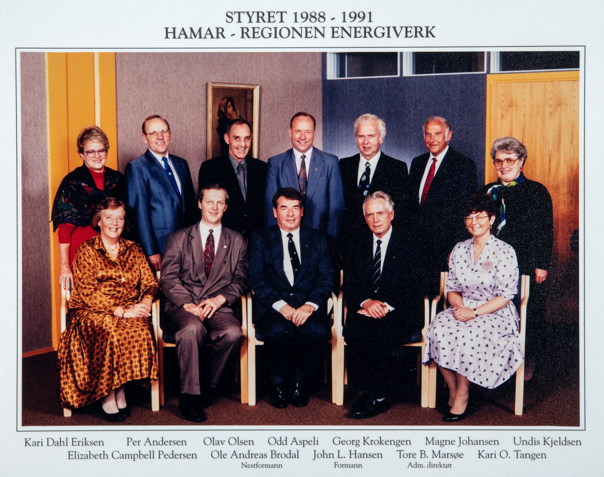 Styret i Hamar Regionen Energiverk i perioden 1988 - 1991. 
Sittende fra venstre. Elizabeth Cambell Pedersen, Nestformann Ole Andreas Brodal, Formann John L. Hansen, Administrerende direktør i HRE. Tore B. Marsøe, Kari O. Tangen. Stående fra venstre: Kari Dahl Eriksen, Per Andersen, Olav Olsen, Odd Aspeli, Georg Krokengen, Magne Johansen og Undis Kjeldsen.