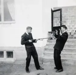 Odd Aspeli og en ukjent venn, i lystig lek. Haglegevær.