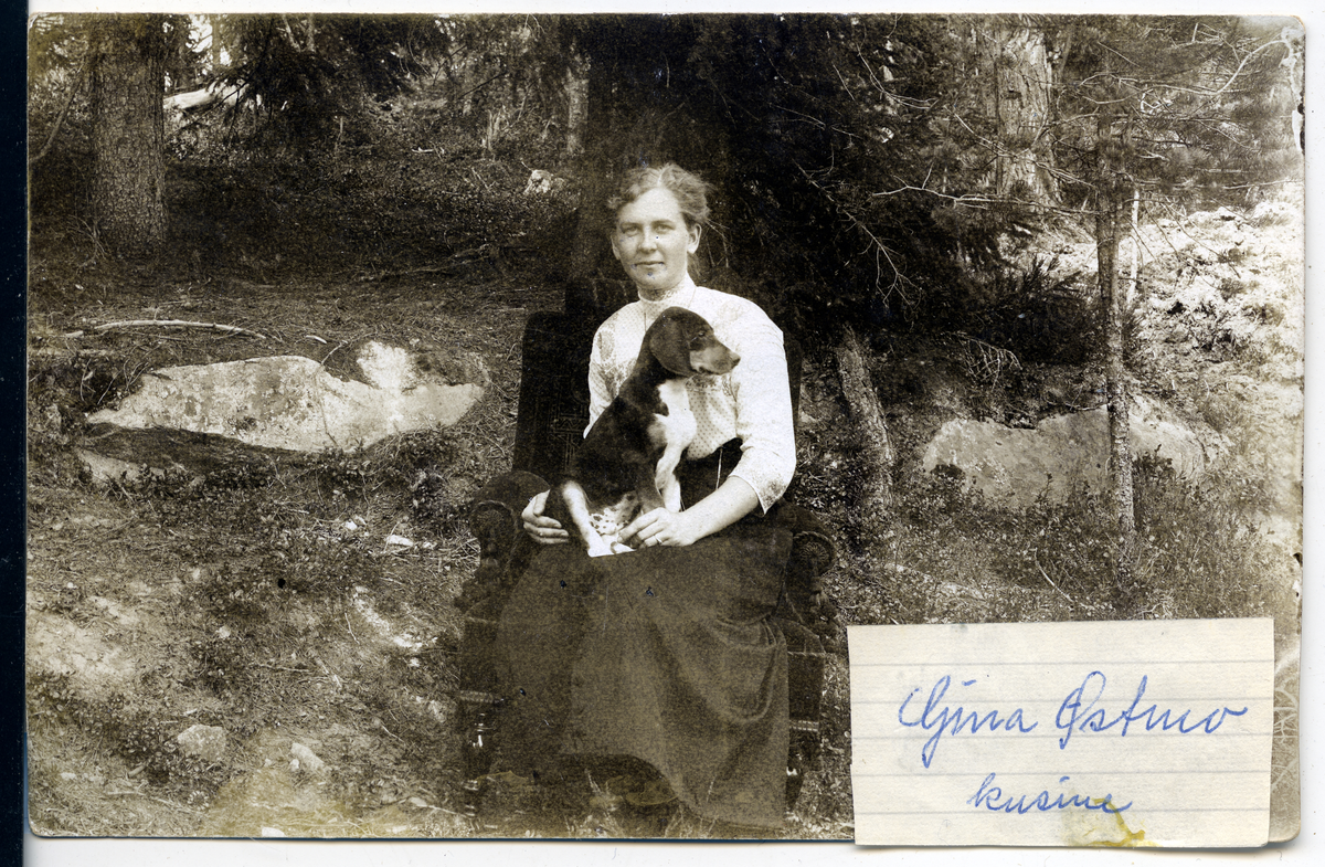 Gina Østmo med hund.
Bilde er fra fotoalbum GM.036888.