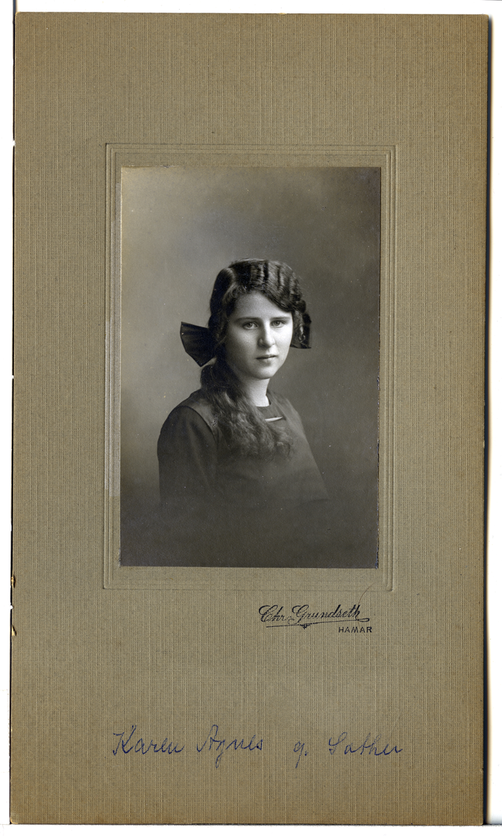 Karen Agnes Skavhaugen g. Sather.
Bilde er fra fotoalbum GM.036888.