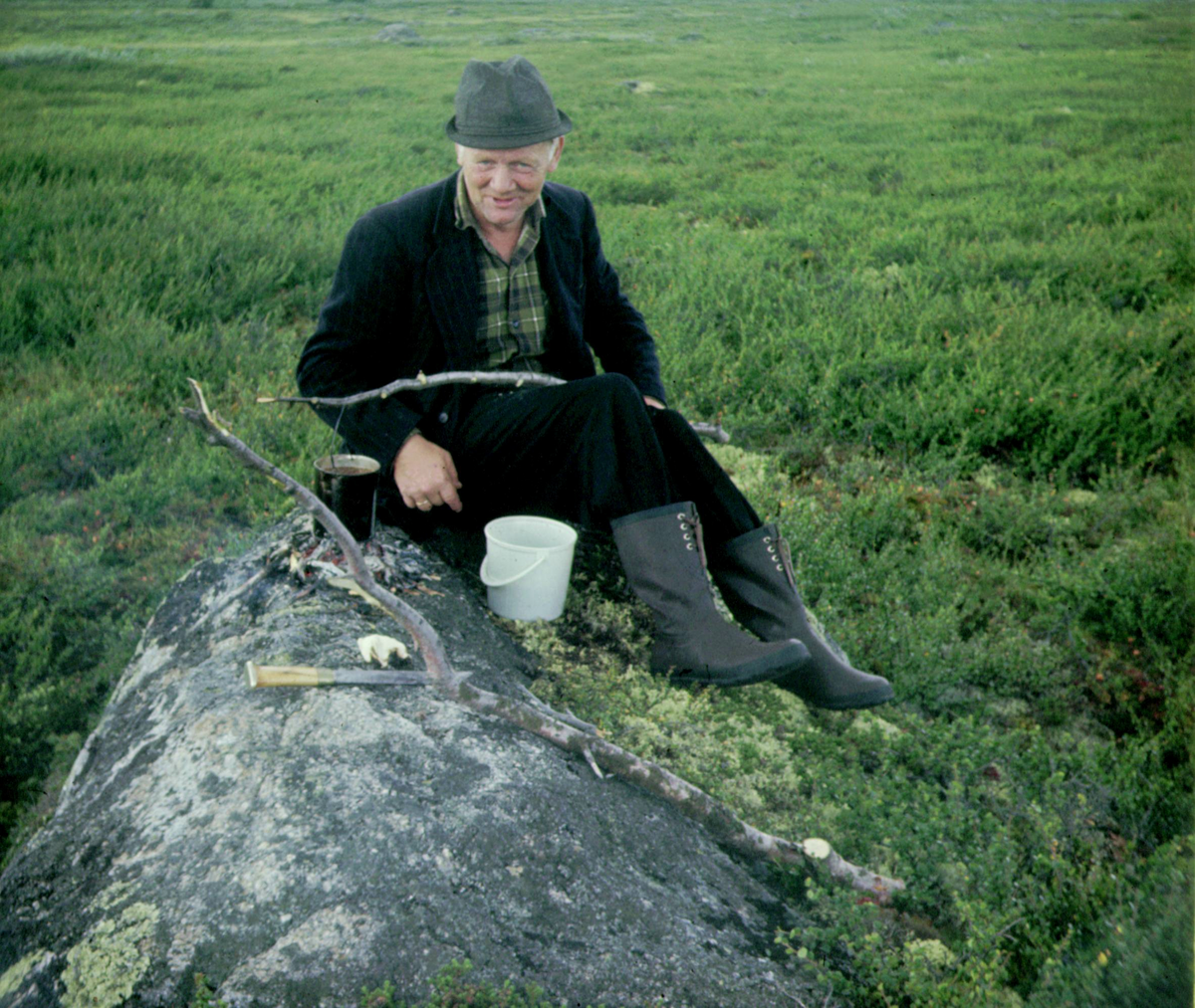 Ludvig Waal fra Komnes koker kaffe på bærtur. Han var en kjent person i nærmiljøet i bygda. 
Han var skogsarbeider og bodde hele sitt liv i Sandsvær.  (1910-1986)