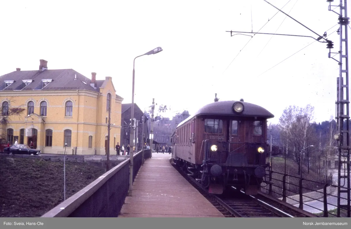 Elektrisk motorvognsett type 65 med lokaltog til Roa på Hønefoss stasjon.