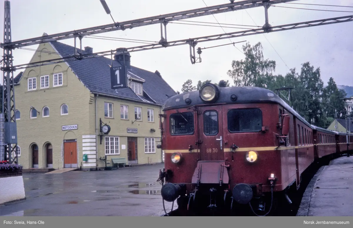 Elektrisk motorvognsett type 68 med motorvogn BM 68 30 fremst, med persontog Tinnoset-Skien, tog 585, på Notodden stasjon