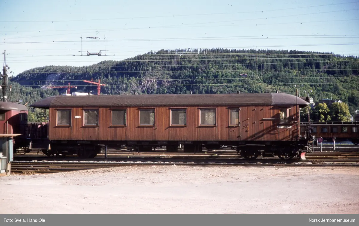 Styrevogn for elektrisk motorvogn type 65, litra BFS nr. 18679, på Skamarken på Drammen stasjon