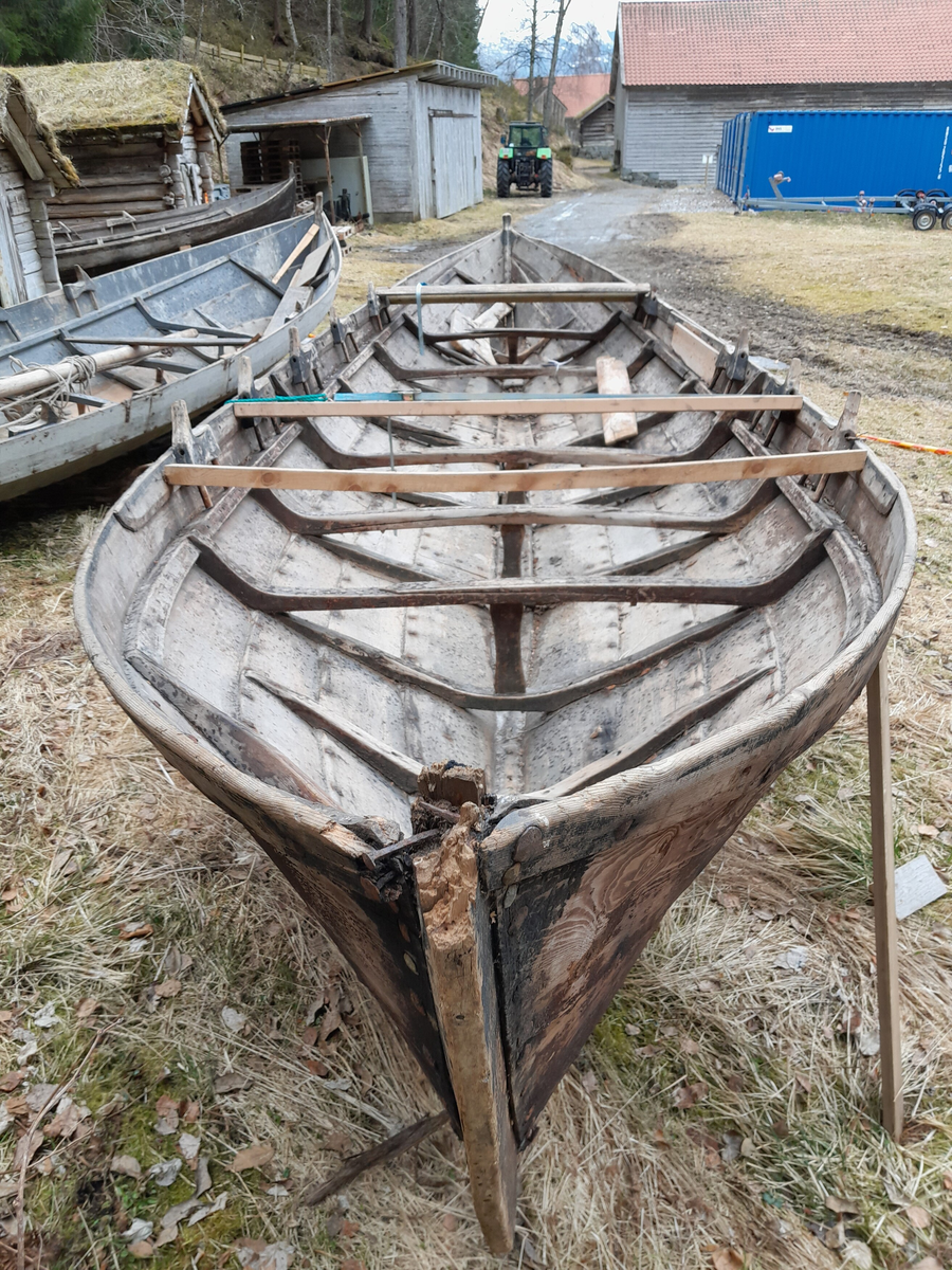 Femkeiping. Nordfjordbåt. Klinkbygd. Kyrkjebåt. For årer og segl. Ror.

Fem bord inkludert ripebordet, som er øvste bordet.  Æsing festa med trenagler. Band i hovudsak festa med trenaglar. Fem keipar på kvar side. Keipane er festa på innsida av ripebordet (øvste bordet) og ned på æsinga (langsgåande list) med trenaglar kalla keipsneller. Ripebordet smalnar sterkt av mot kvar stamn. Det er rissa inn doble, parallelle streker som pynt på band og æsing. Mellom keip og ripebord, øvst mot ripekanten, er det lagt inn ei list (ripefôring) kalla langisane eller langvisane. Styrefjøl fest på med jarnhengsler bak.