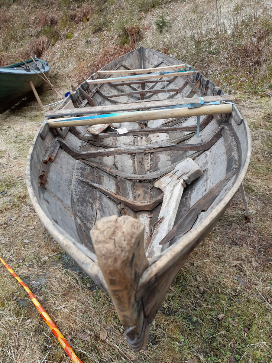 Femkeiping. Nordfjordbåt. Klinkbygd. Kyrkjebåt. For årer og segl. Ror.

Fem bord inkludert ripebordet, som er øvste bordet.  Æsing festa med trenagler. Band i hovudsak festa med trenaglar. Fem keipar på kvar side. Keipane er festa på innsida av ripebordet (øvste bordet) og ned på æsinga (langsgåande list) med trenaglar kalla keipsneller. Ripebordet smalnar sterkt av mot kvar stamn. Det er rissa inn doble, parallelle streker som pynt på band og æsing. Mellom keip og ripebord, øvst mot ripekanten, er det lagt inn ei list (ripefôring) kalla langisane eller langvisane. Styrefjøl fest på med jarnhengsler bak.