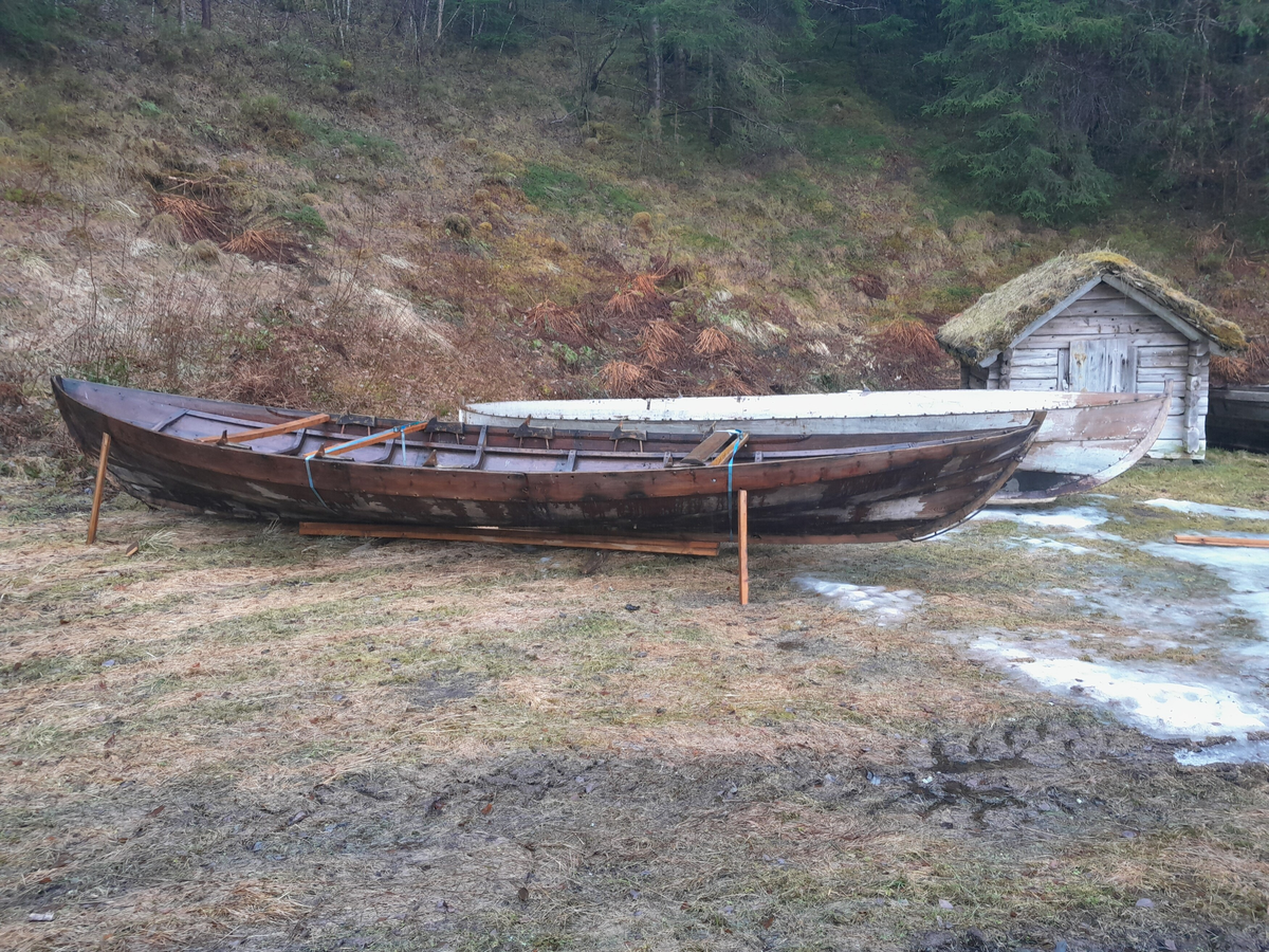 Femkeiping. Nordfjordbåt. Klinkbygd. Kyrkjebåt. For årer og segl. Ror.

Fem bord inkludert ripebordet, som er øvste bordet.  Æsing festa med trenagler. Band i hovudsak festa med trenaglar. Fem keipar på kvar side. Keipane er festa på innsida av ripebordet (øvste bordet) og ned på æsinga (langsgåande list) med trenaglar kalla keipsneller. Ripebordet smalnar sterkt av mot kvar stamn. Det er rissa inn doble, parallelle streker som pynt på band og æsing. Mellom keip og ripebord, øvst mot ripekanten, er det lagt inn ei list (ripefôring) kalla langisane eller langvisane. Styrefjøl fest på med jarnhengsler bak.