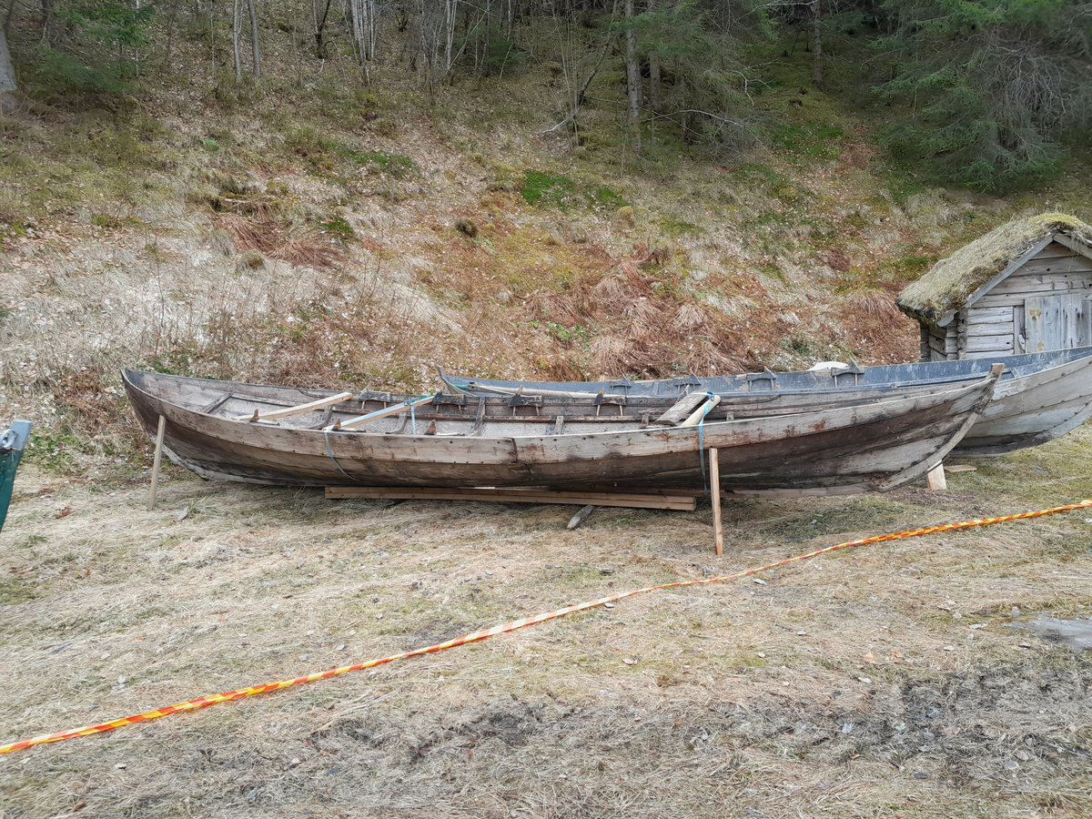 Femkeiping. Nordfjordbåt. Klinkbygd. Kyrkjebåt. For årer og segl. Ror.

Fem bord inkludert ripebordet, som er øvste bordet.  Æsing festa med trenagler. Band i hovudsak festa med trenaglar. Fem keipar på kvar side. Keipane er festa på innsida av ripebordet (øvste bordet) og ned på æsinga (langsgåande list) med trenaglar kalla keipsneller. Ripebordet smalnar sterkt av mot kvar stamn. Det er rissa inn doble, parallelle streker som pynt på band og æsing. Mellom keip og ripebord, øvst mot ripekanten, er det lagt inn ei list (ripefôring) kalla langisane eller langvisane. Styrefjøl fest på med jarnhengsler bak.