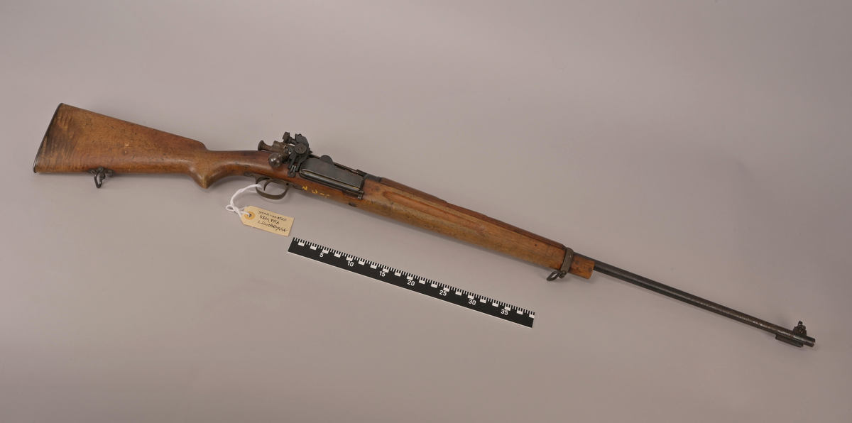 Rifle modell M/1894 Krag-Jørgensen, i kaliber 6,5x55 mm. Serienummer 58408, produsert på Kongsberg i 1902. Våpenet er plombert med fastsveiset sluttstykke, men er antagelig nummerlik. 

Geværet var opprinnelig en standard "langkrag", men er senere ombygget med dioptersikte M/1930. Den opprinnelige utfresingen for det faste baksiktet er fortsatt på plass på overtreet, så skjeftet er originalt, men forkortet. Jeg antar dette "estetisk utiltalende" preget tilsier at dette neppe er gjort av forsvaret, men i senere sivilt eie.