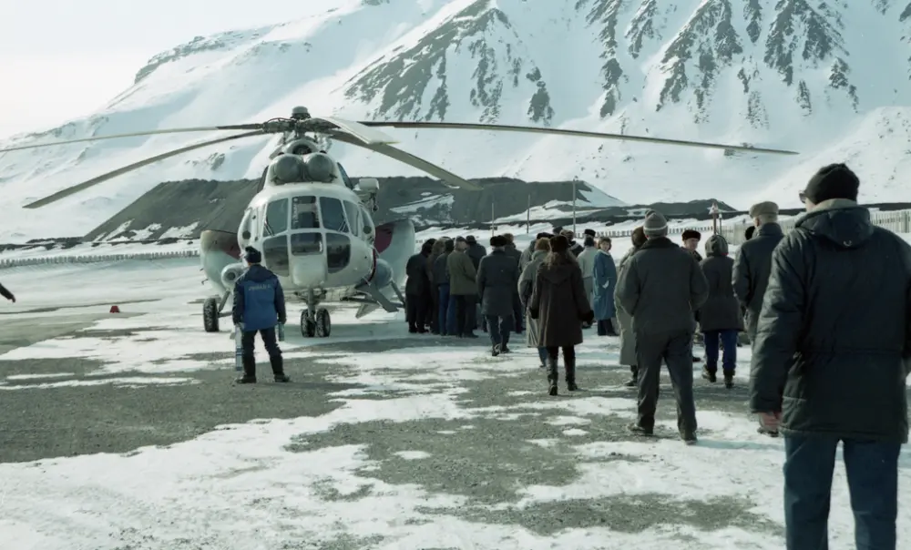 Fra Svalbardposten nr. 19 - 15. mai 1998. Reportasje om avviklingen av Pyramiden. Den første puljen av innbyggere forlater Pyramiden. 87 stykker, noen dro til Barentsburg, andre til fastlandet.