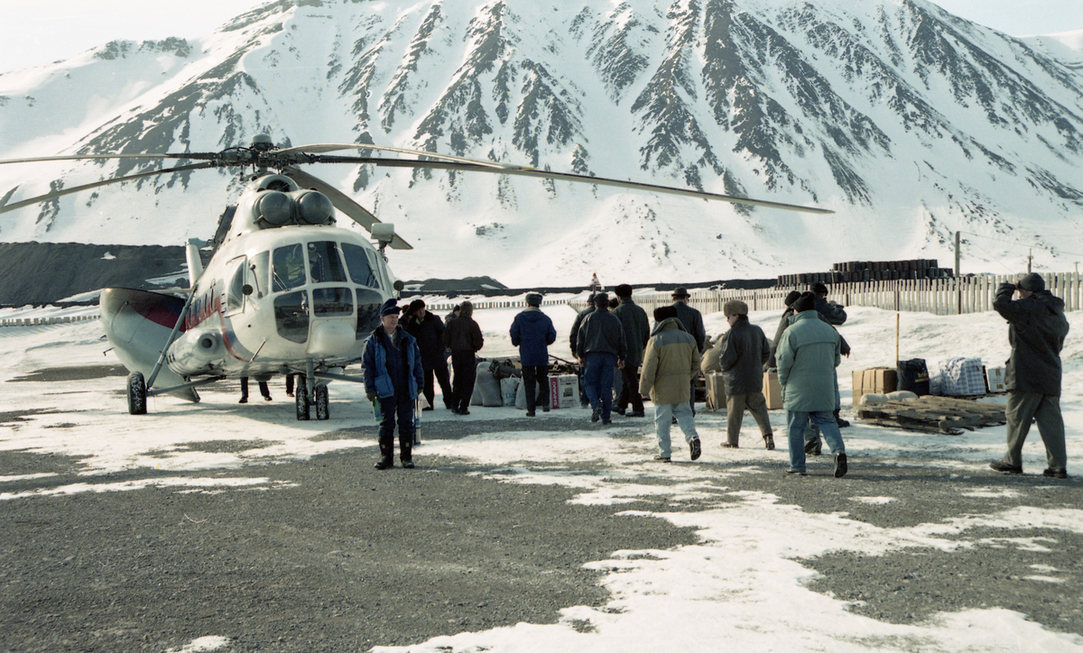 Fra Svalbardposten nr. 19 - 15. mai 1998. Reportasje om avviklingen av Pyramiden. Den første puljen av innbyggere forlater Pyramiden. 87 stykker, noen dro til Barentsburg, andre til fastlandet.