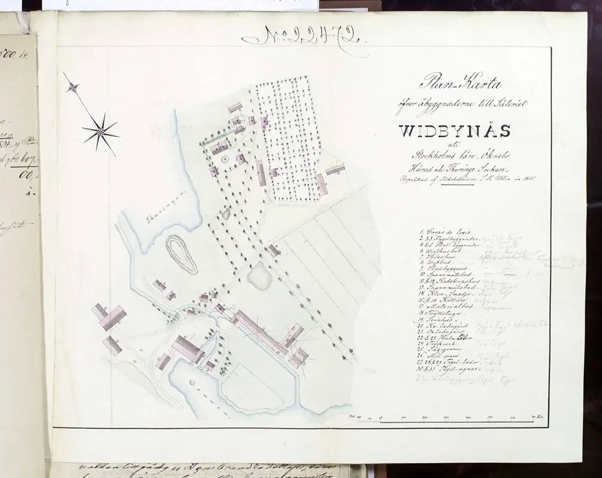 Huvudbyggnaden vid Vidbynäs strax före sekelskiftet 1900. Byggnaden är troligen från 1840 talet, men sina äldsta delar från 1711. Vidbynäs (även skrivet Vibynäs) är omnämnt i handlingar år 1291 som Wiby och på 1696 års karta över Öknebo härad som Wijdeby, visat som ett mindre säteri.

Adelssläkten Elgenstierna ägde Vidbynäs och många kringliggande byar och gårdar från tidigt 1700 tal till 1897, därefter följde flera godsägare, brukspatroner och disponenter. Författaren Sigge Starks, alias Signe Björnbergs, föräldrar Petersén ägde Vidbynäs mellan 1898 och 1903. Även om det var i hennes unga barnaår så kom kanske några intryck att avspegla sig i hennes många böcker. 

En personlig berättelse om Vidbynäs av Ingrid Knutsson finns i Torshammaren 2000, om "Vådaskottet på Vidbynäs" har Bertil Sturk skrivit i Torshammaren 2005 och lite om trädgårdodlingen på Vidbynäs finns i Torshammaren 2011. Samtliga årgångar finns att läsa på Turinge-Taxinge Hembygdsförenings hemsida.
bild se_ab_tthf_0264_1 är en karta från brandförsäkringen för Vidbynäs kvarn för år 1865
 ::